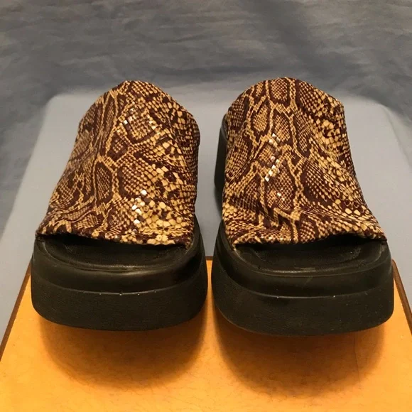Steve Madden Slide Sandals, size 7B - Picture 4 of 8